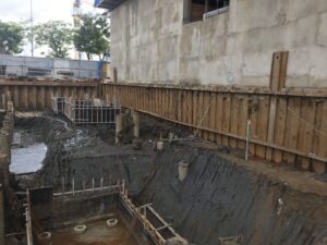 Cừ thép được đóng chắc chắn, đảm bảo an toàn cho quá trình đào đất và thi công tầng hầm.