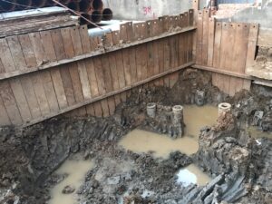 Cừ thép được đóng chắc chắn, đảm bảo an toàn cho quá trình đào đất và thi công tầng hầm.