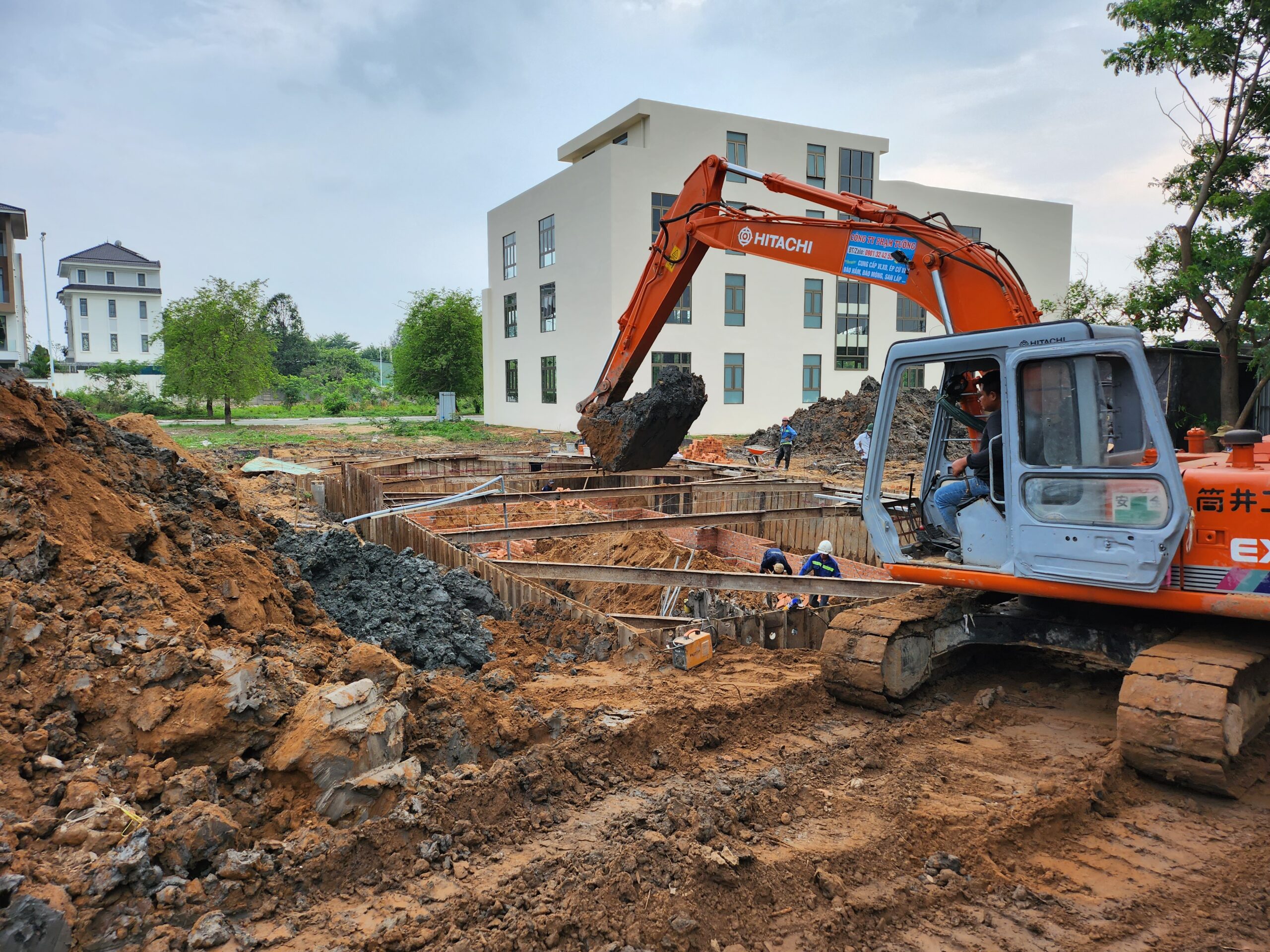 Dịch vụ cho thuê xe cuốc TPHCM