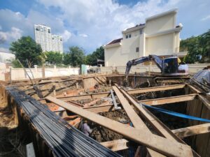 Cừ thép được đóng chắc chắn, đảm bảo an toàn cho quá trình đào đất và thi công tầng hầm