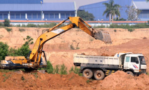 (Hình 2: ảnh máy ủi và đội xe vận chuyển đất san lấp)