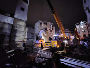 Cừ thép được đóng chắc chắn, đảm bảo an toàn cho quá trình đào đất và thi công tầng hầm