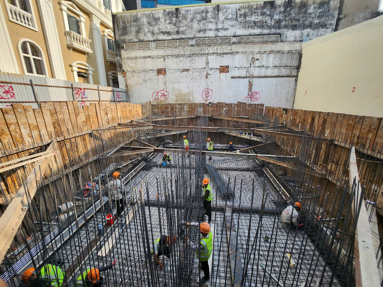 (Hình 1: ảnh máy ép cừ C thủy lực đang thi công)