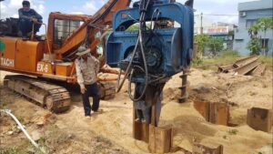 máy ép cừ thép thủy lực đang thi công tại công trình