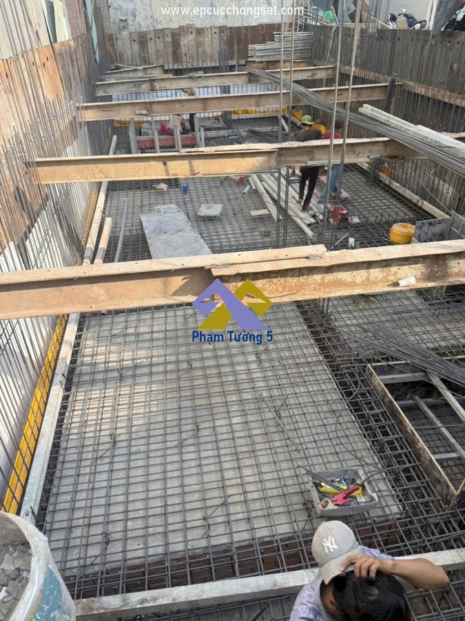 Thi công ép cừ vây C chống sạt lở tầng hầm nhà phố